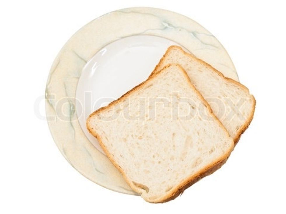 Start out with two pieces of bread. (www.colourbox.com)