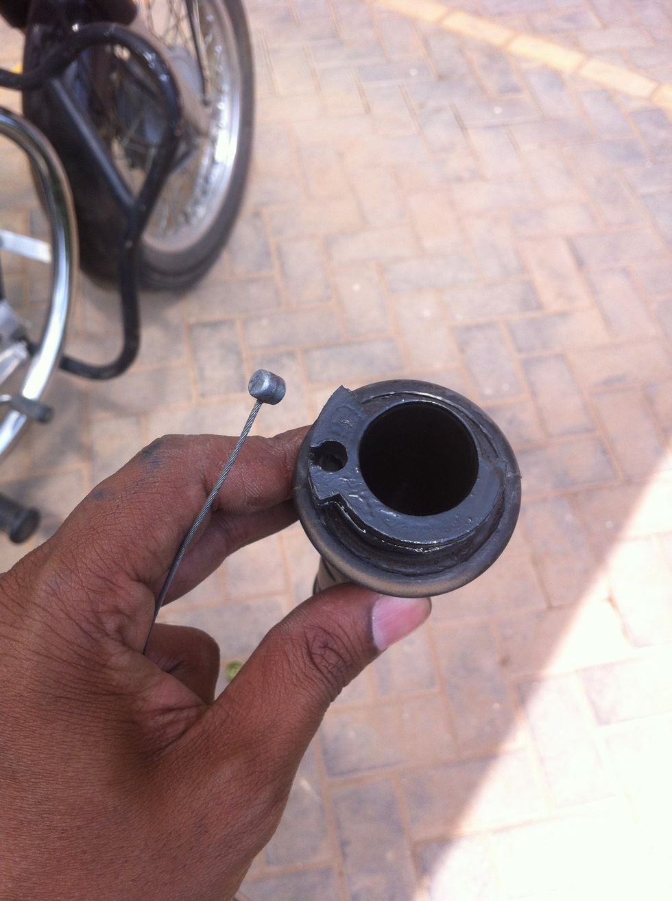Start reinstallation from the throttle handle side.