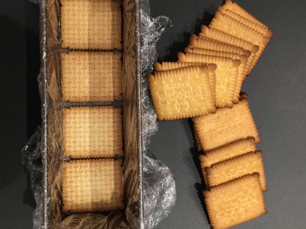 Start stacking the cake. 1st layer biscuits