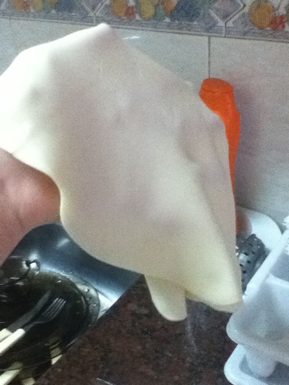Start taking out the piecrust and stretch it so that it enters in the container where we are going to cook it Here is where it starts breaking if you hadnt leave it outside for some minutes