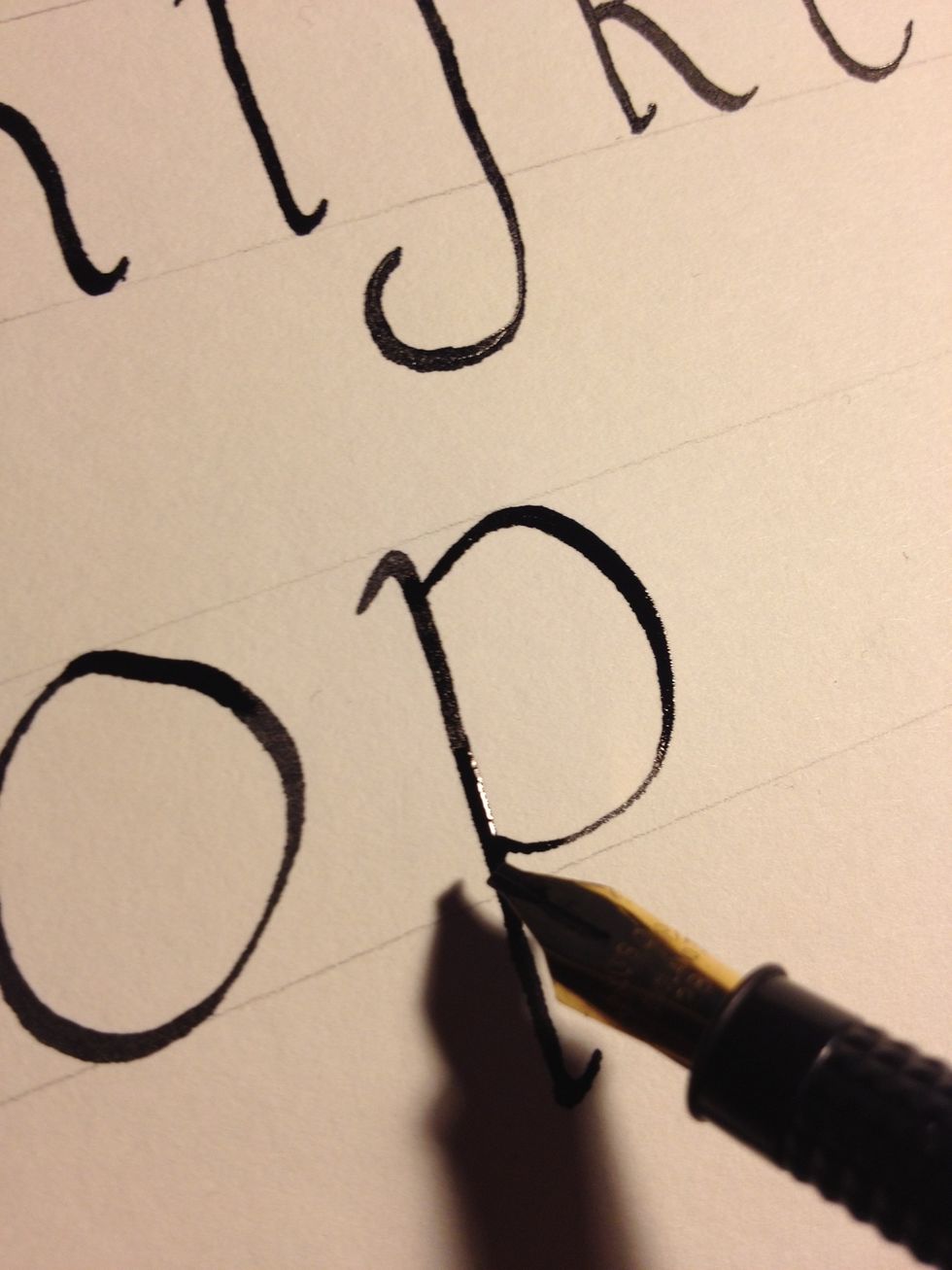 Start the second stroke close to the top of the trunk, slightly below the top line. Maintaining nib angle, make a circular stroke until you meet the trunk again slightly above the bottom line.