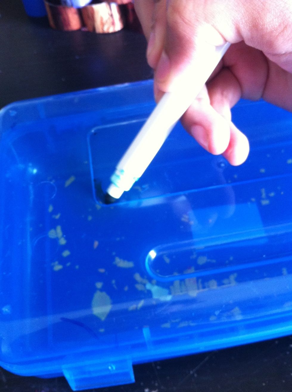 Start to color in the mold.