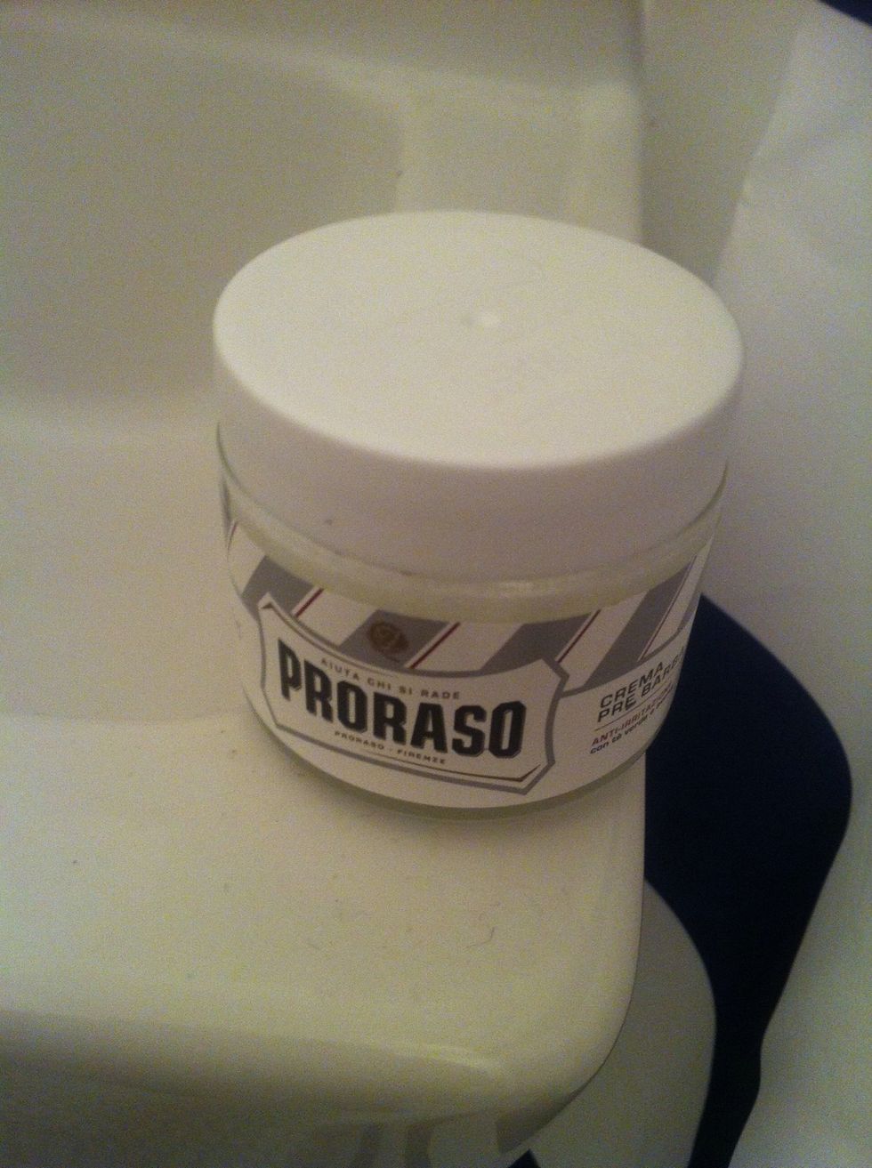 Start with a clean face and a pre shave cream. I recommend this proraso cream, made from green tea it has a slight cooling feel.