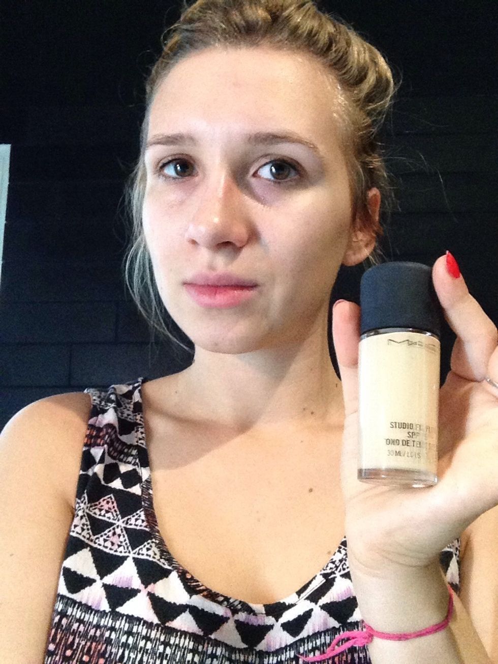 Start with a fondation lighter than your skintone. Apply it all over your face.