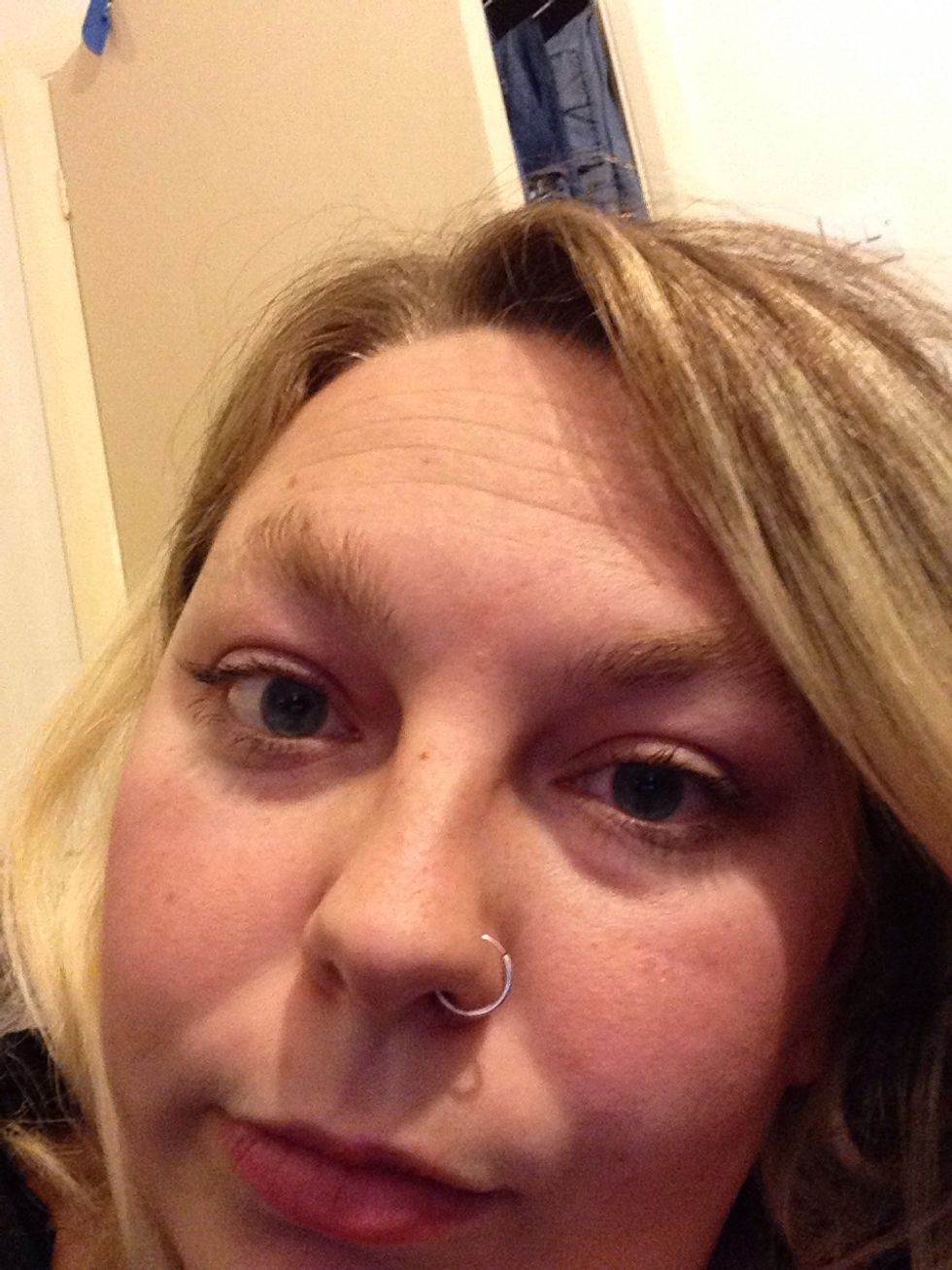 Start with basic colours/shades all over the lid, white/nude or pale pink/peach colours can be used for an all over lid base. You can also add a basic coat of mascara and top this up later.