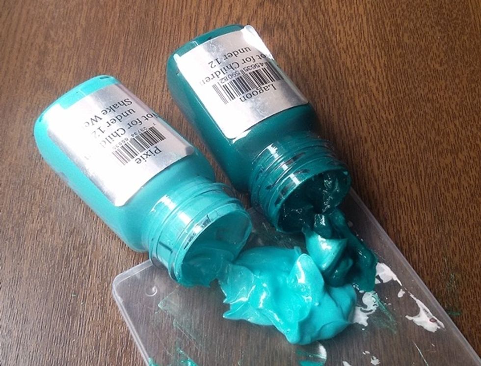 Start with creating a new color. Mix Pixie sorbet and a little bit of Lagoon velvet. Try to mix it not so precisely.