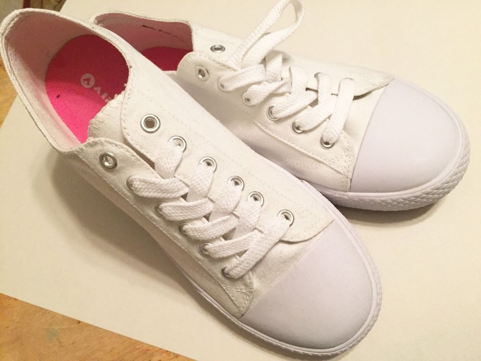 How to use tcw stencils to embellish canvas tennis shoes - B+C Guides