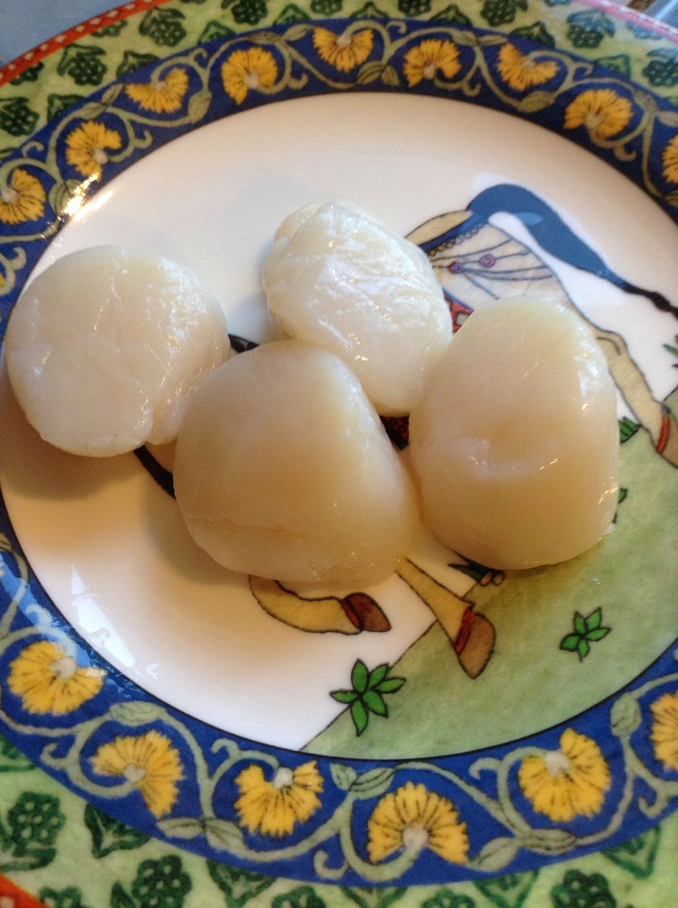 Start with the scallops - here I'm using fresh jumbo sea scallops. Rinse and pat dry.
