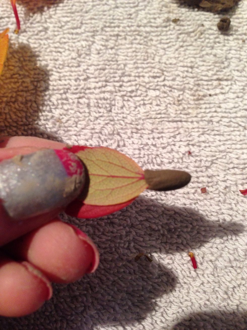 Start with the smallest leafs, take som clay and wrap it around the stem of 2-3 leafs.
