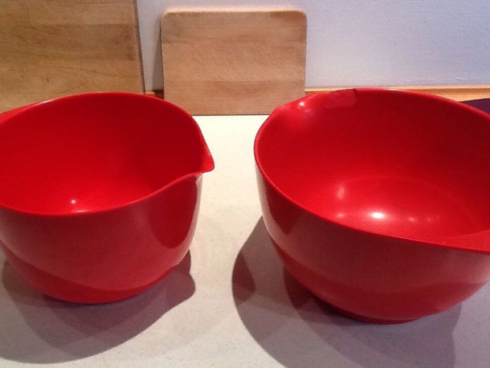 Start with two clean bowls I'm going to do a half half pattern. You can just make it all in one. In one colour if you like that better\ud83d\ude04\ud83d\ude04