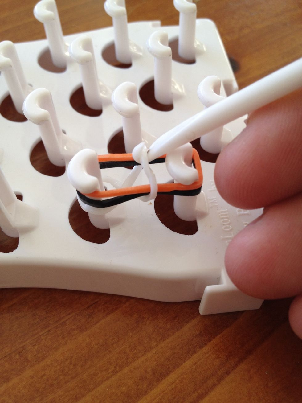 Start your reverse (inverted) fishtail of the same as a normal fishtail bracelet