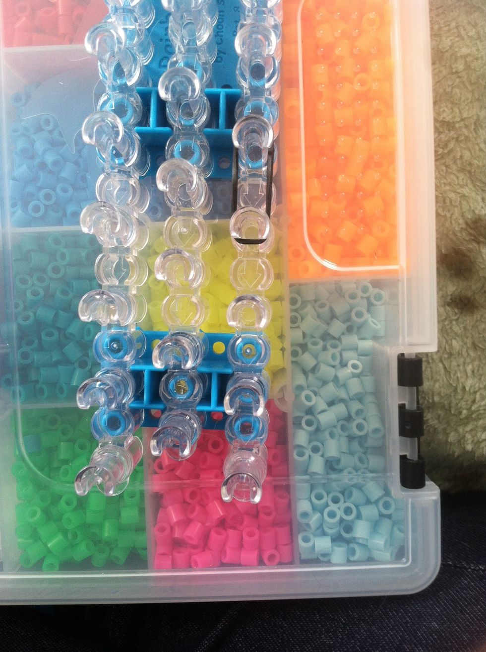 Starting from the 5th peg up from the bottom, go down your loom placing double black bands 4 times.