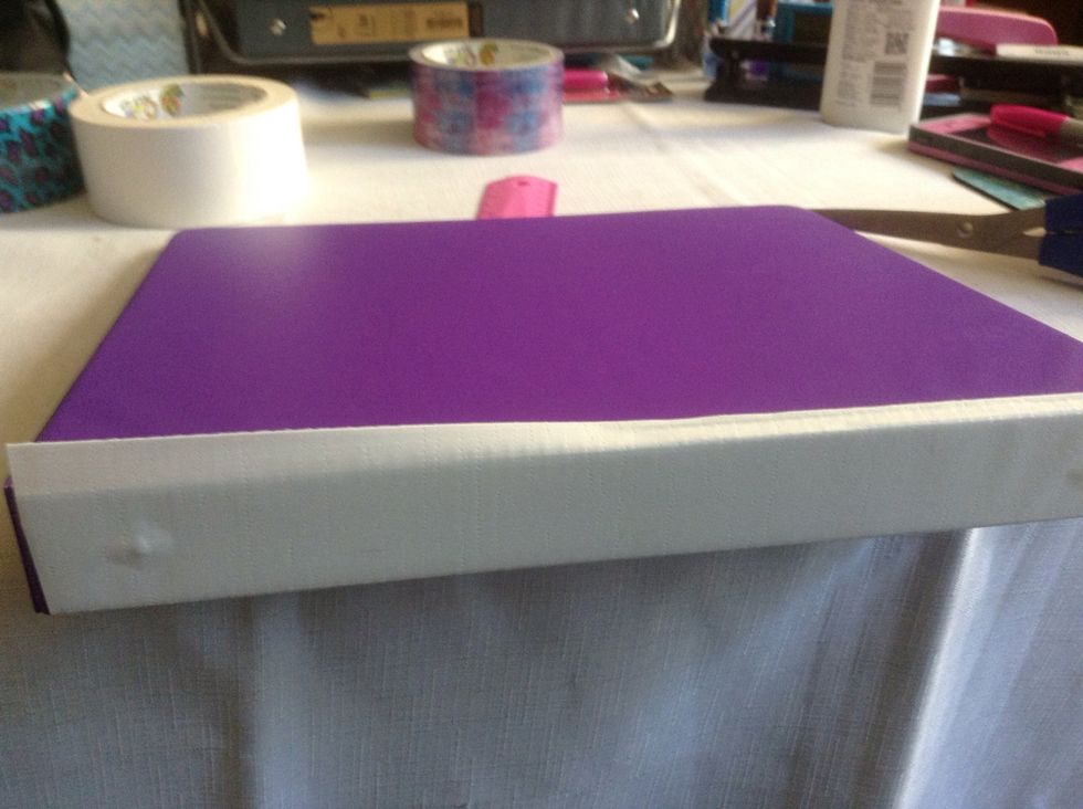 Starting from the middle, fold down the edges of the tape so there is no air, the tape has no wrinkles and sticks to the binder.