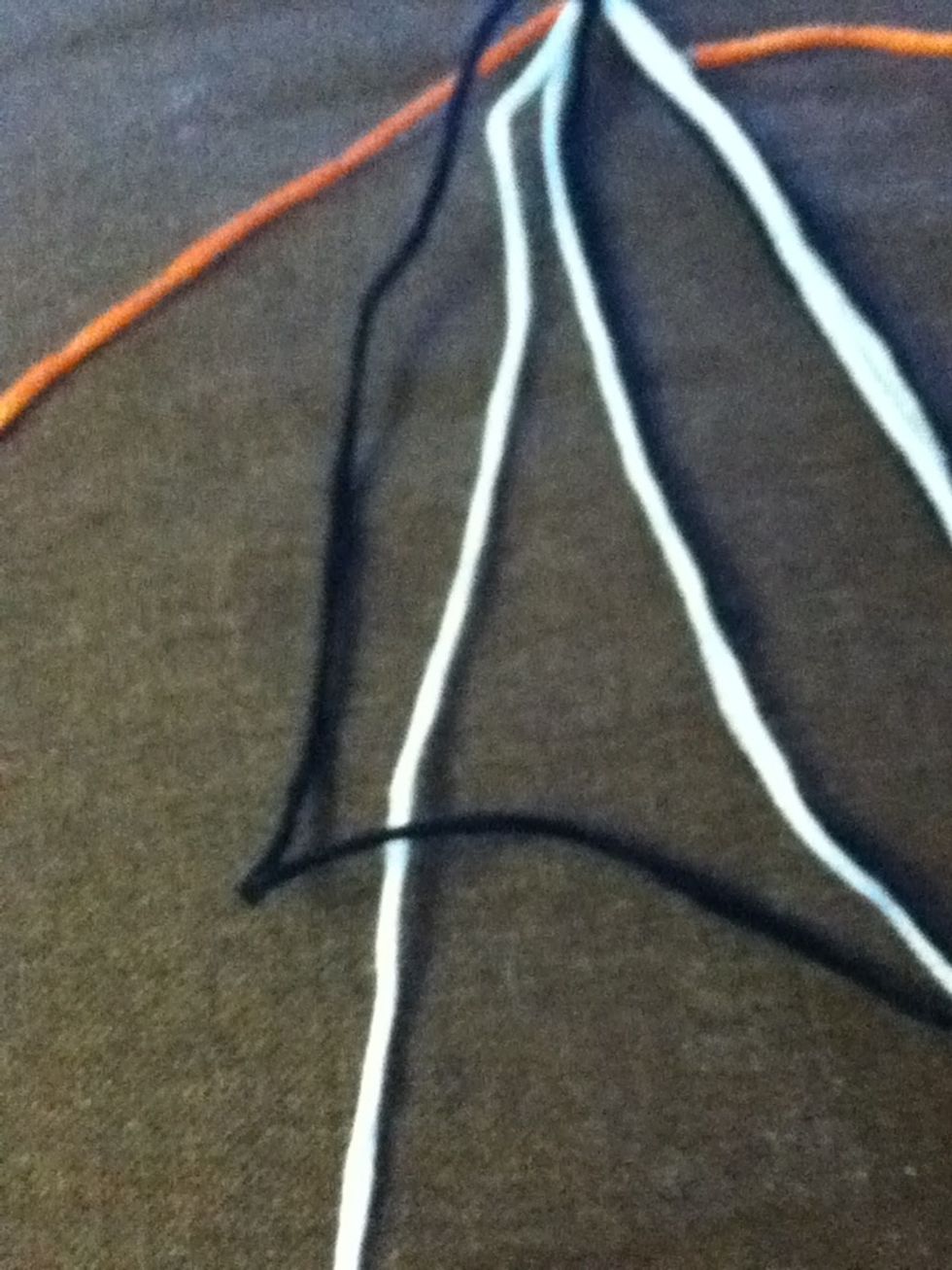 Starting with the thread to the right of the border thread, tie two forward knots with the next thread.