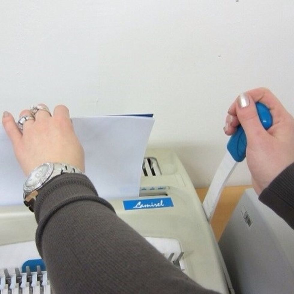 Staviti dokument do bijelog no\u017ei\u0107a i povu\u0107i desnu ru\u010dicu do kraja dolje pa gore (kako bi se probu\u0161ile rupe)