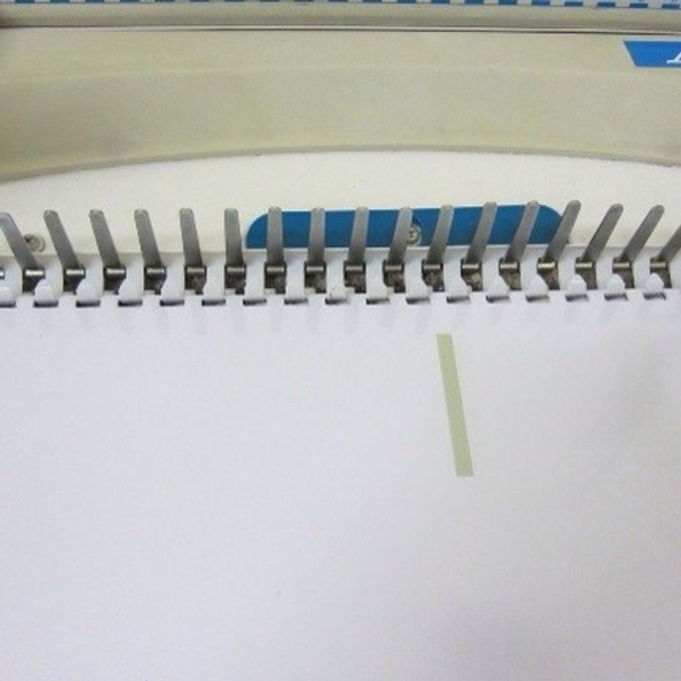 Staviti probu\u0161eni dokument u razvu\u010denu spiralu i vratiti lijevu ru\u010dicu do kraja gore