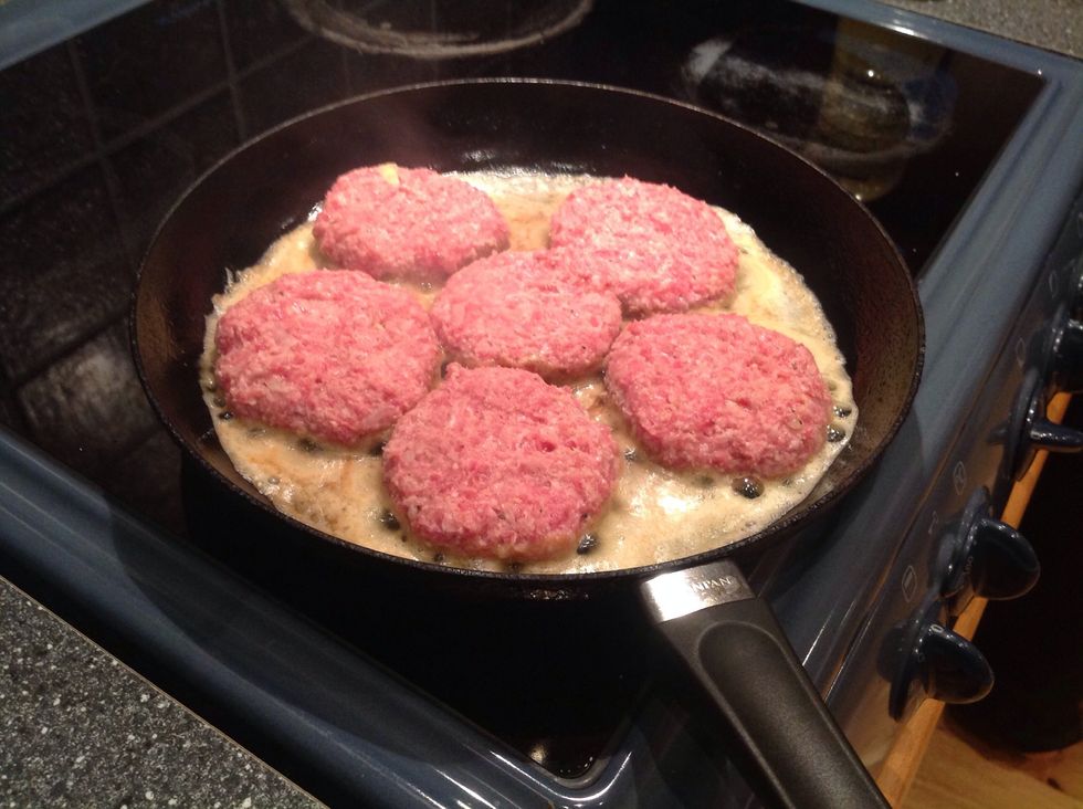 Stek biffarna. Fry the beefs