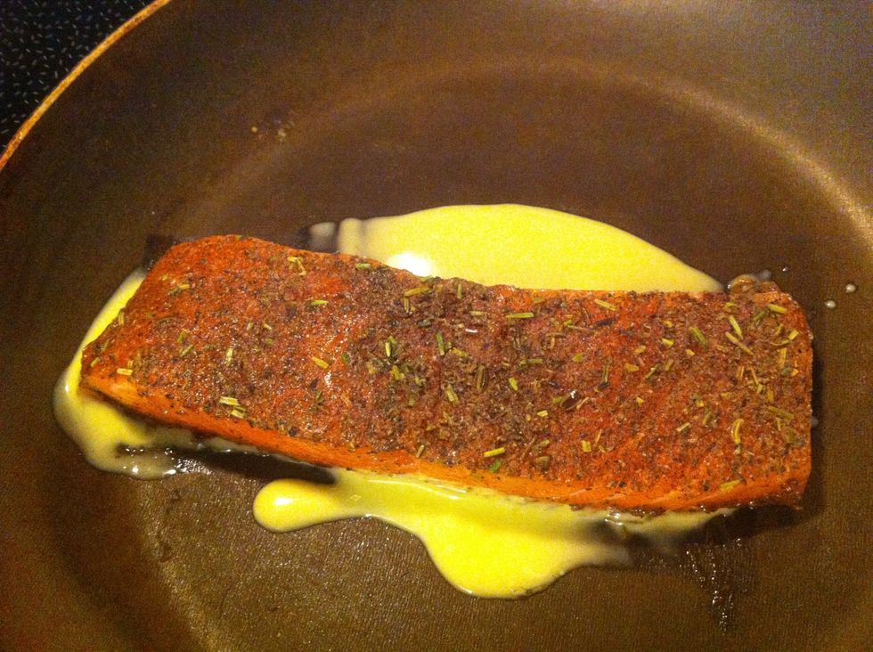 Stek laksen (ferdigkrydret) p\u00e5 middels varme