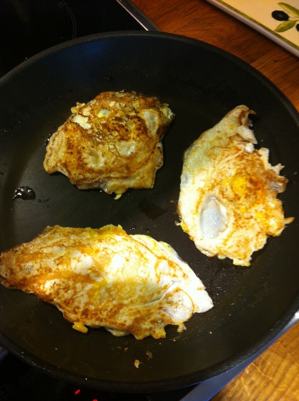 Stekta \u00e4gg \u00e4r viktigt. V\u00e4ndstekta med krossad gula. Salta och peppra med svartpeppar.