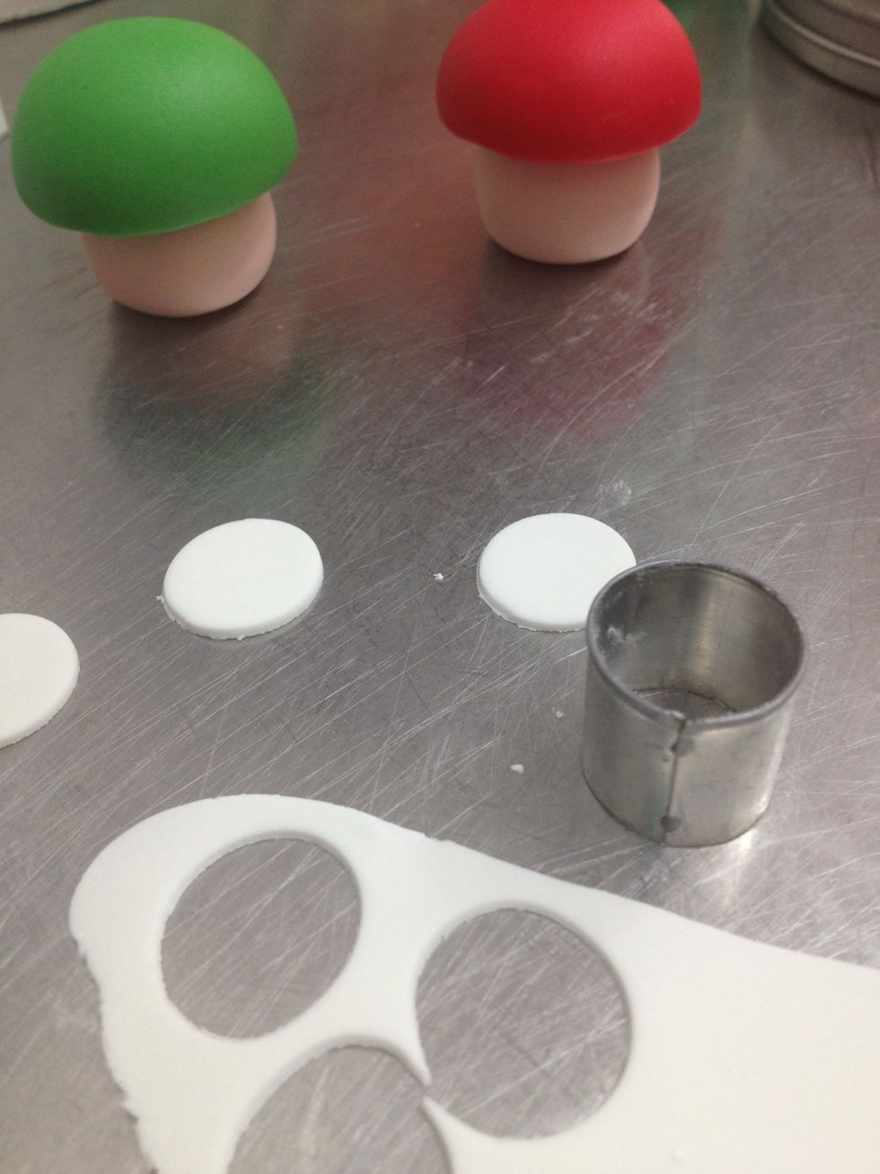 Stendiamo ora la pasta bianca e copiamo 6 tondini