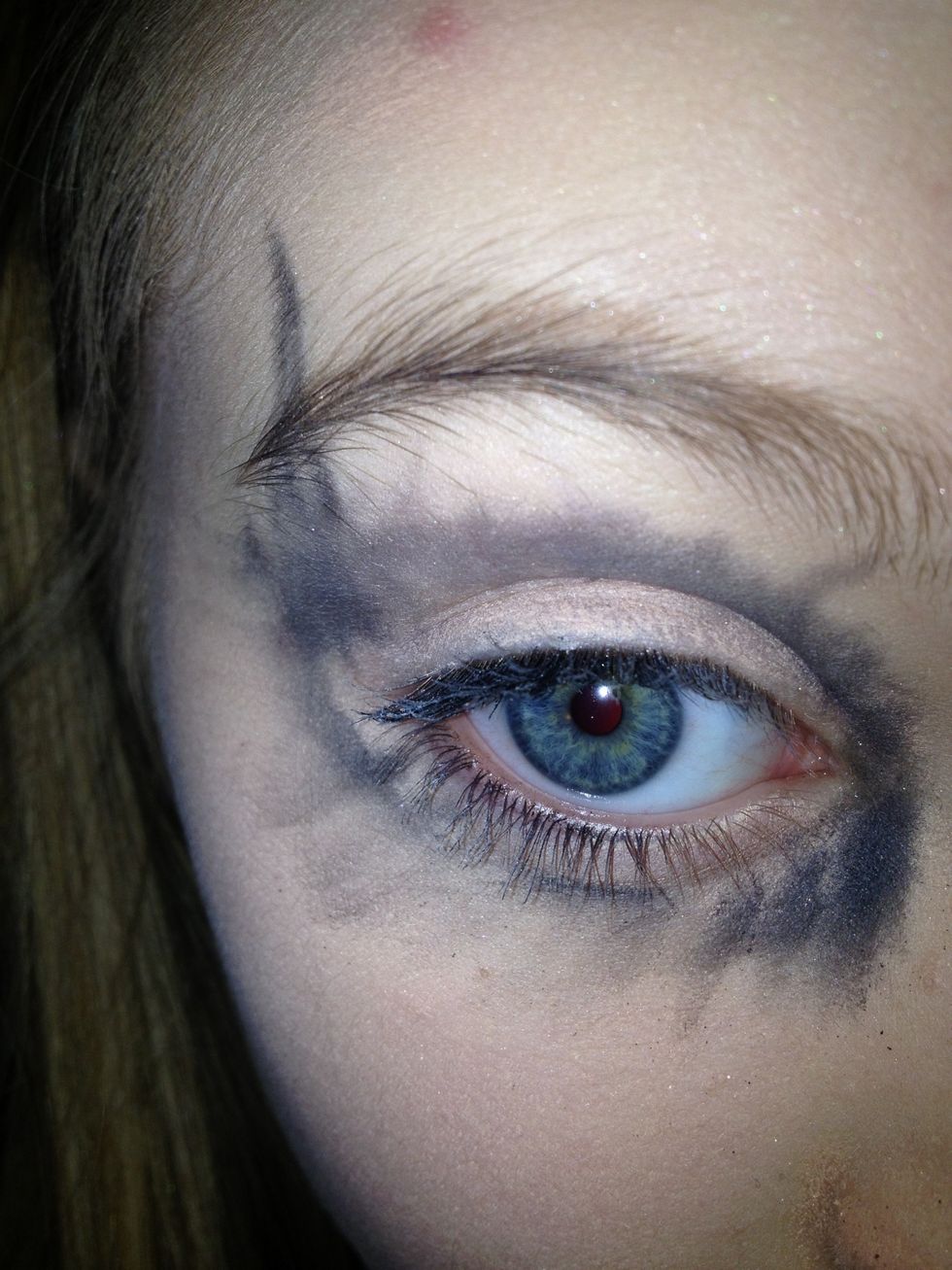 Step 1: start doing the Shape of the eyeshadow