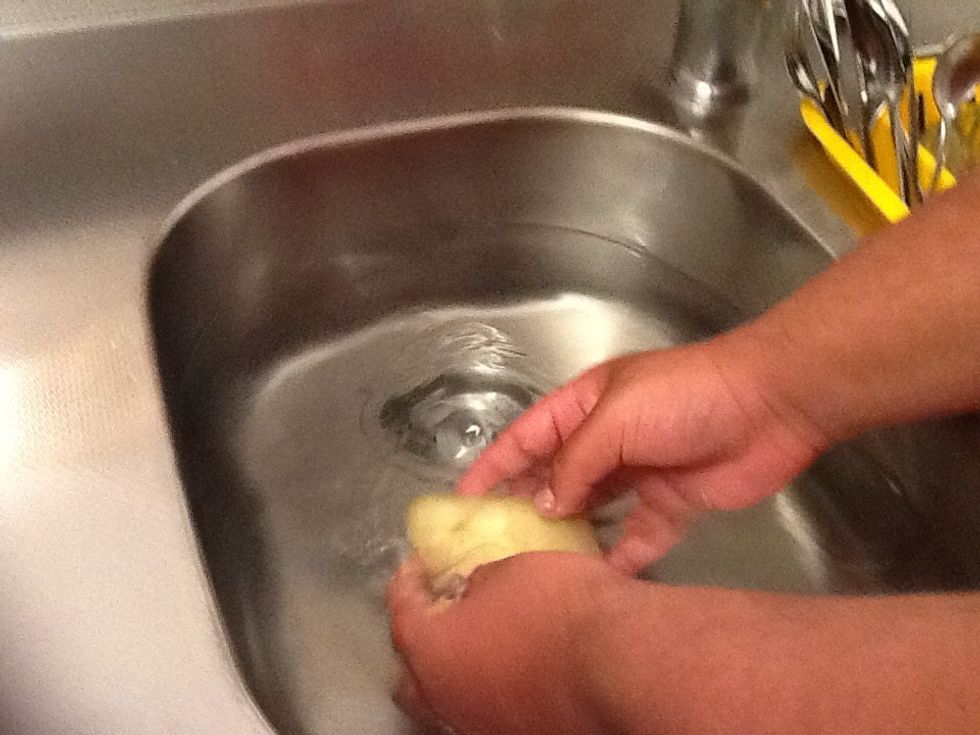 Step 1. Wash potatoes in warm water