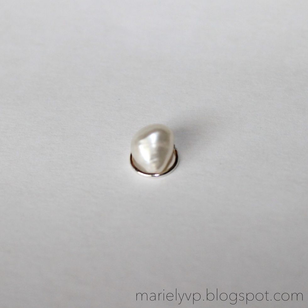 Step 1: you need to find a pearl that fits on the jump ring. I use irregular pearls but it's better if you use round ones.