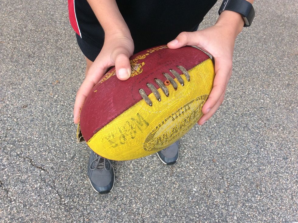 Step 1Pick up the ball with your hands and hold it like the photo.