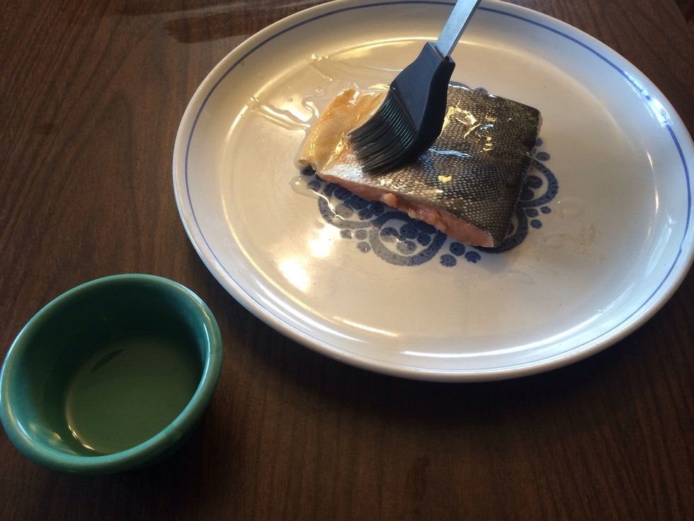 Step 2:Brush cooking oil over the skin side.