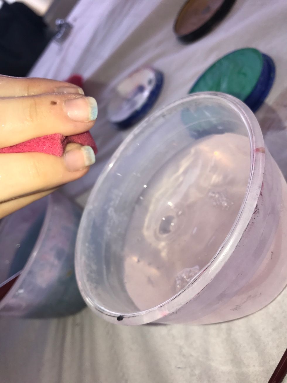 Step 2/rinse the sponge till all the waters out