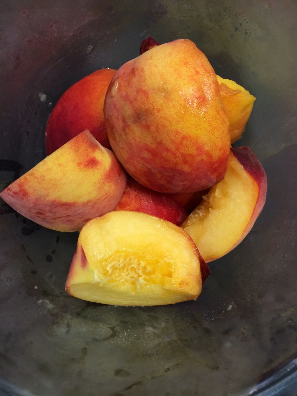 Step 2: work quickly because the pears oxidize and become brownish. Quarter the peaches with their skin. Of course after washing them. The skin will come out after by poaching