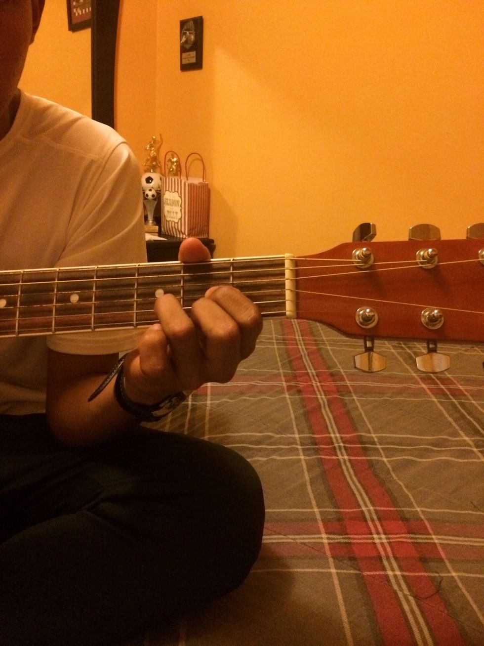 Step 3:Place fingers in a D position, 1st finger on 2nd fret, G string, 2nd finger on 2nd fret, e string, 3rd finger on 3rd fret, B string Picture: D chord (Re)