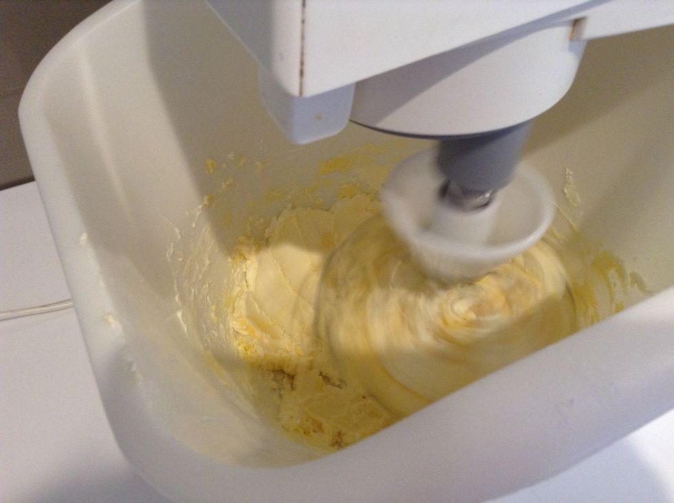 Step 3 - Place the bowl under the mixer and mix for 2-3 minutes at speed 1.