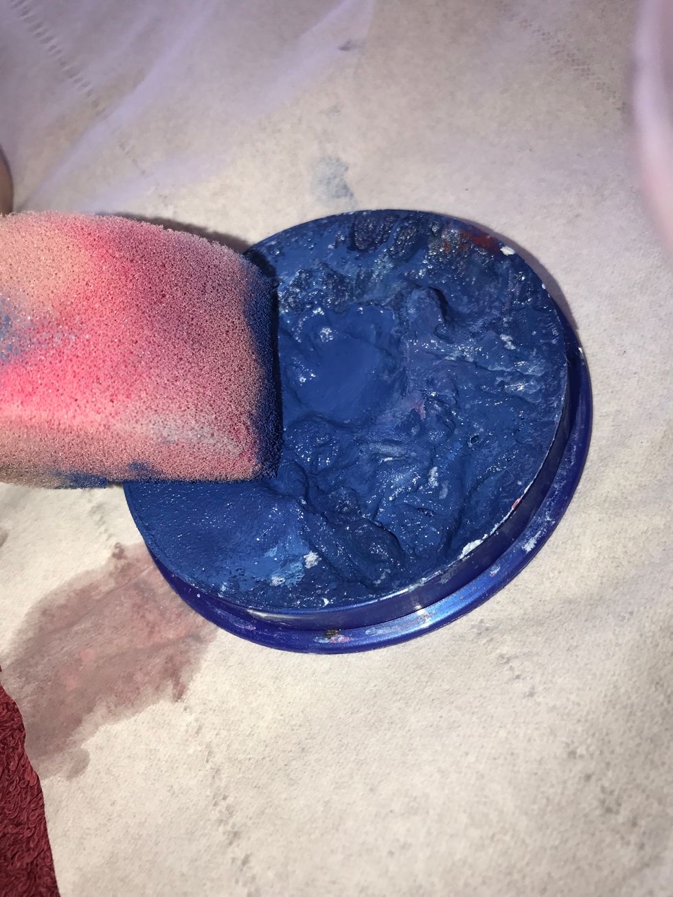 Step 3/put paint onto the sponge