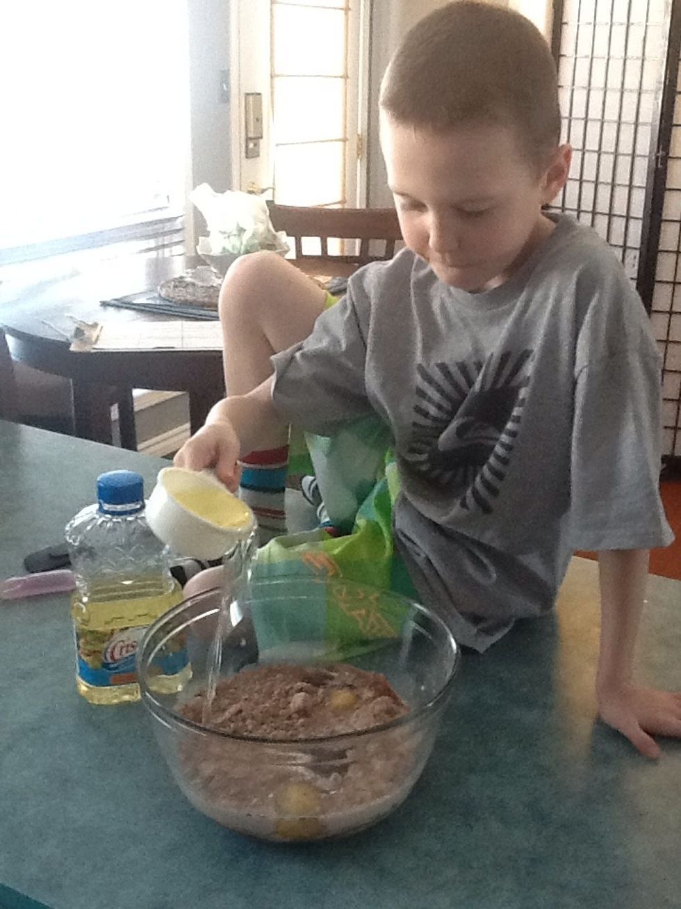 Step 4. Add half cup of vegetable oil into the bowl