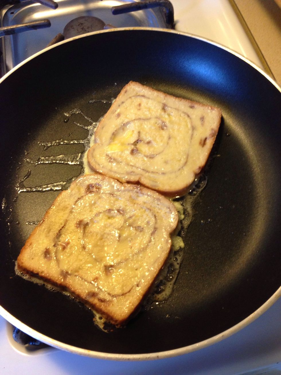 Step 4: add the bread into the buttered pan