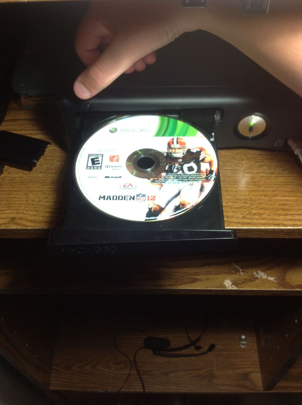 Step 4: Close disk trey.