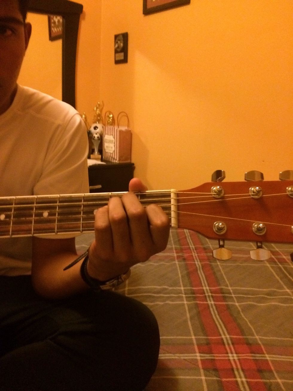 Step 4:place fingers in E position, middle finger on 2nd fret, A string, 3rd finger on 2nd fret, D string, 1st finger 1st fret, G string Picture: E chord (Mi)