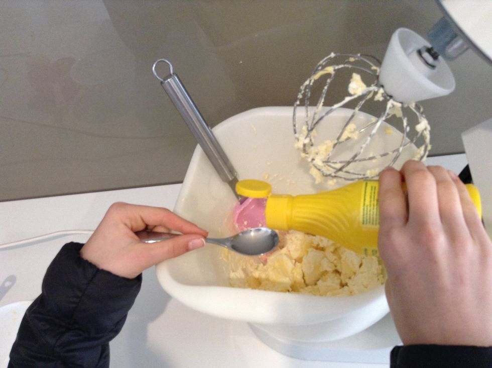 Step 4 - Pour 2 teaspoons of lemon juice into the bowl.