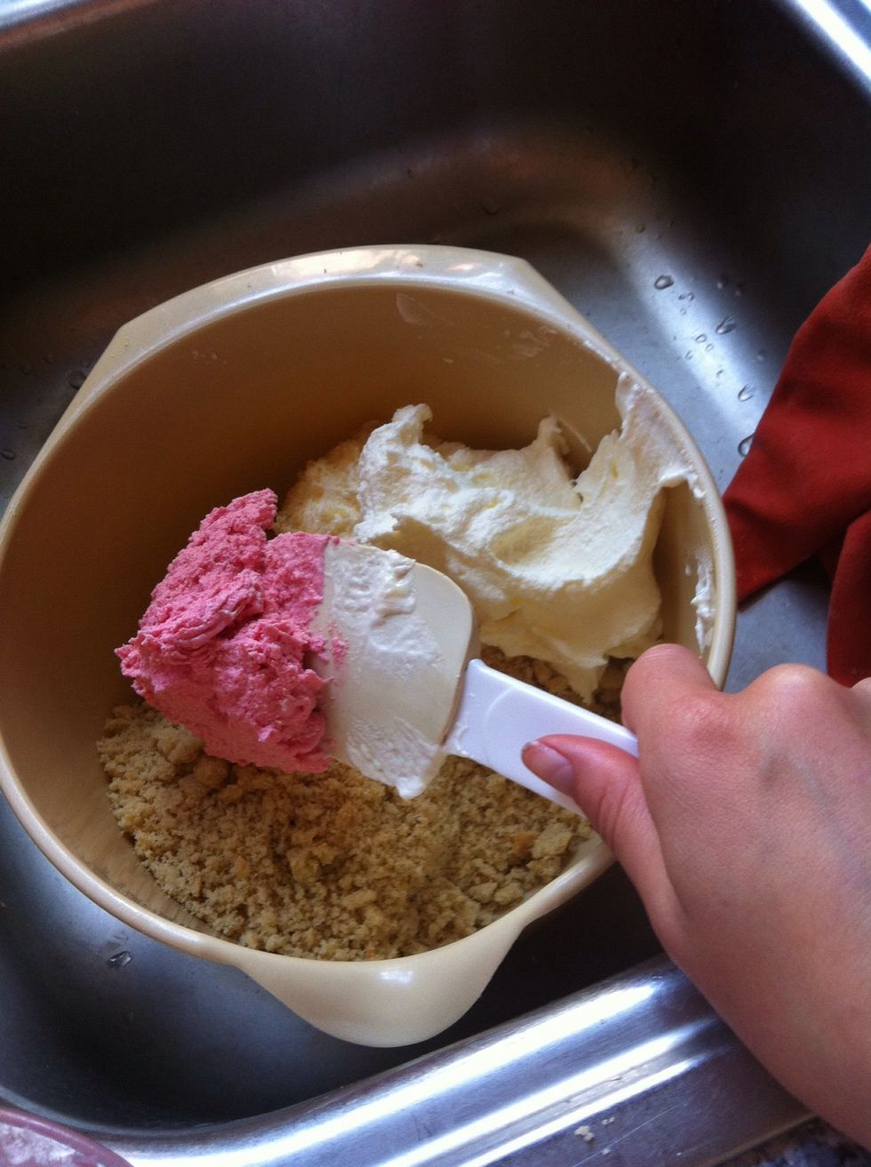 Step 5: Add the icing to your cake crumbs und mix well.