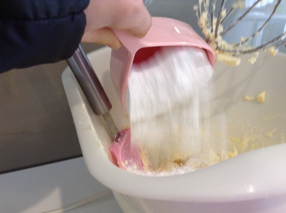 Step 5 - Fill 1 cup with icing sugar and pour into the bowl.