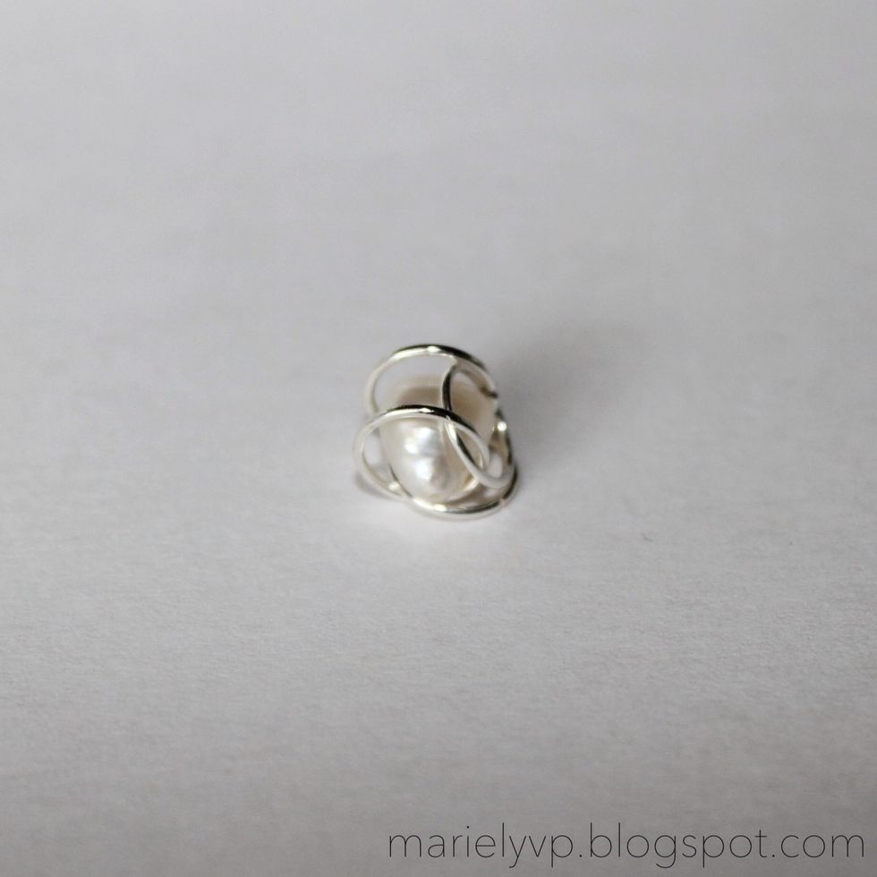 Step 5: move the other two jump rings closer to keep the pearl entirely inside.