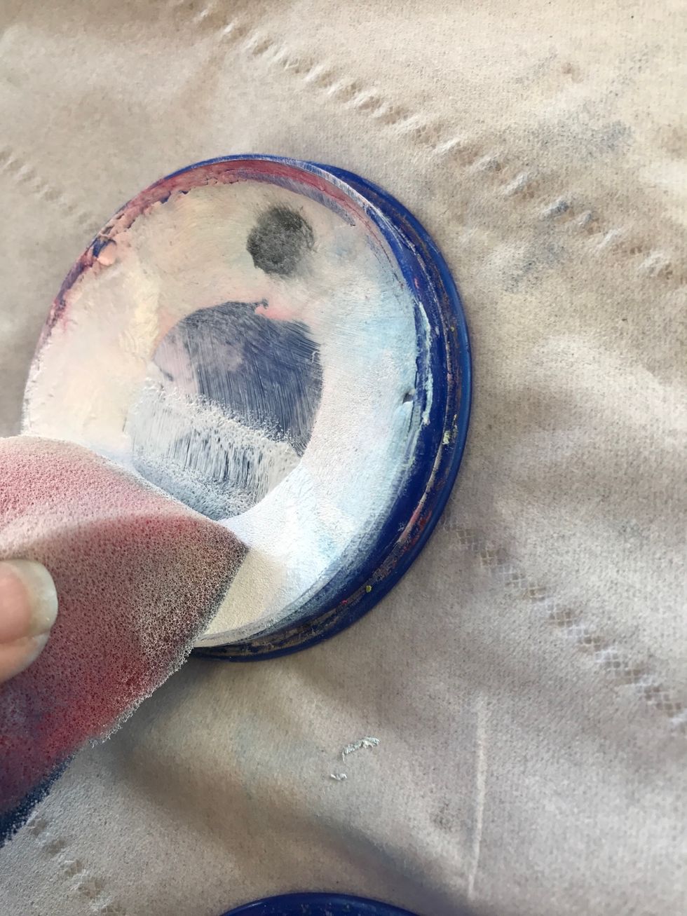 Step 5/put another colour on the sponge