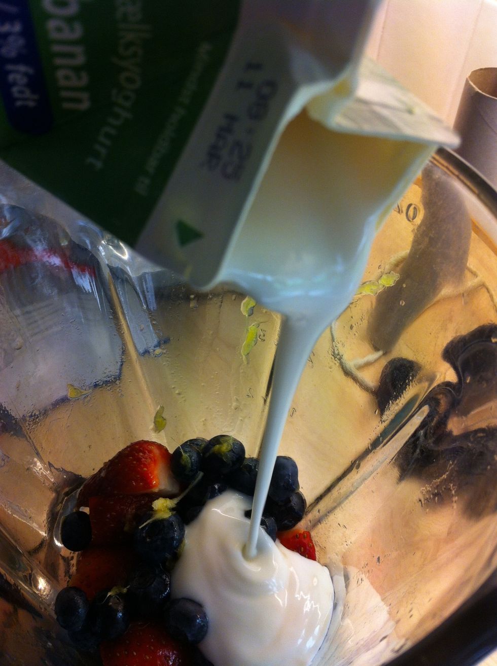 Step 5: put the yoogurt In the blender