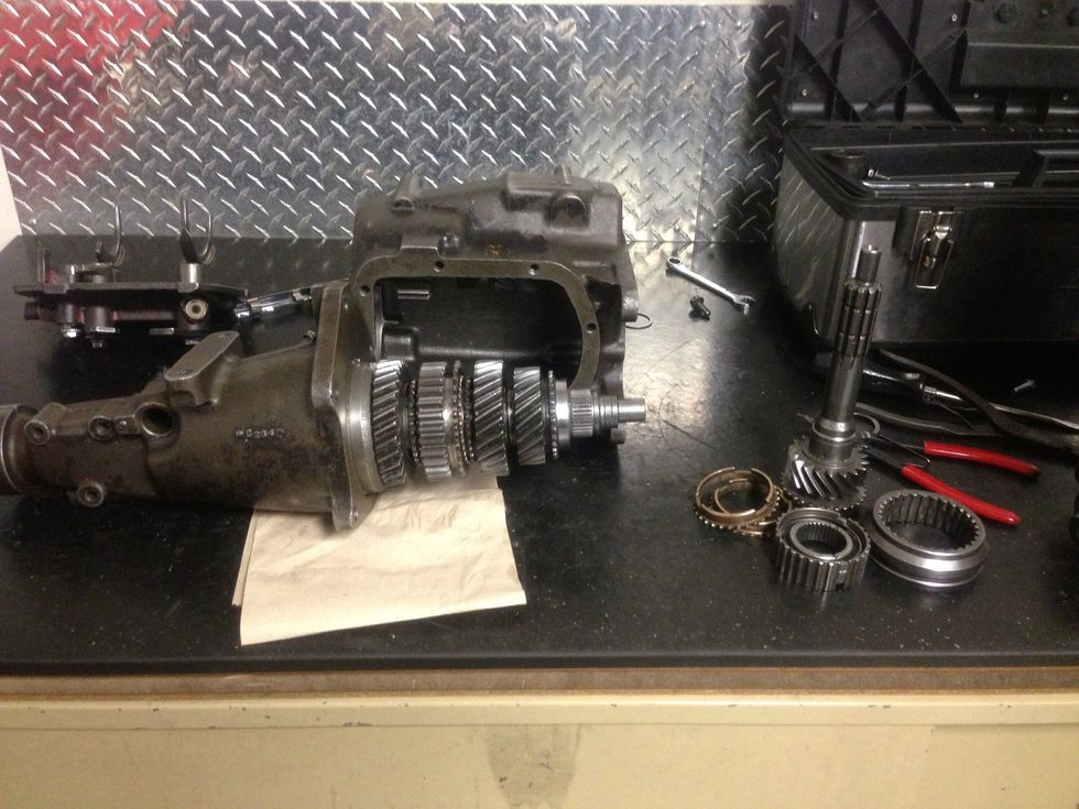 Step 5 Take the input shaft/4th gear , blocker rings , Synchronizer hub, Synchronizer Sleeve off (c clips are holding them together )