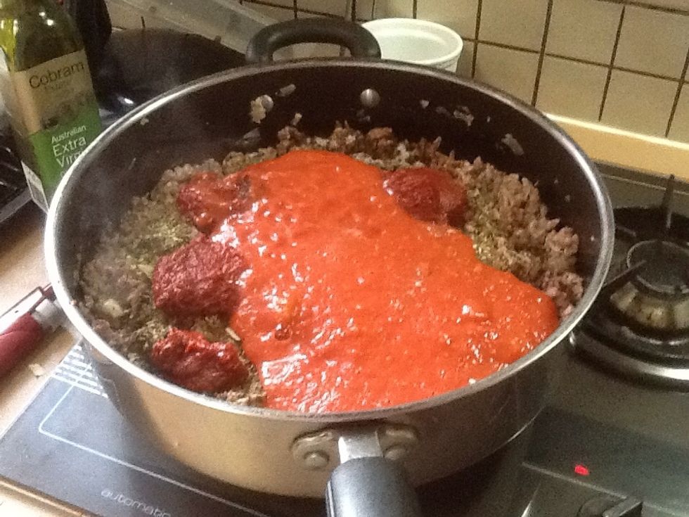 Step 6: add diced tomato. If tomato chunks are not desired, it is a good idea to puree the diced tomato.