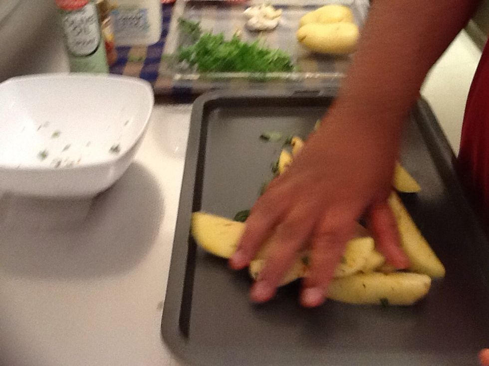 Step 6. Pit on a baking tray and spread the potatoes evenly