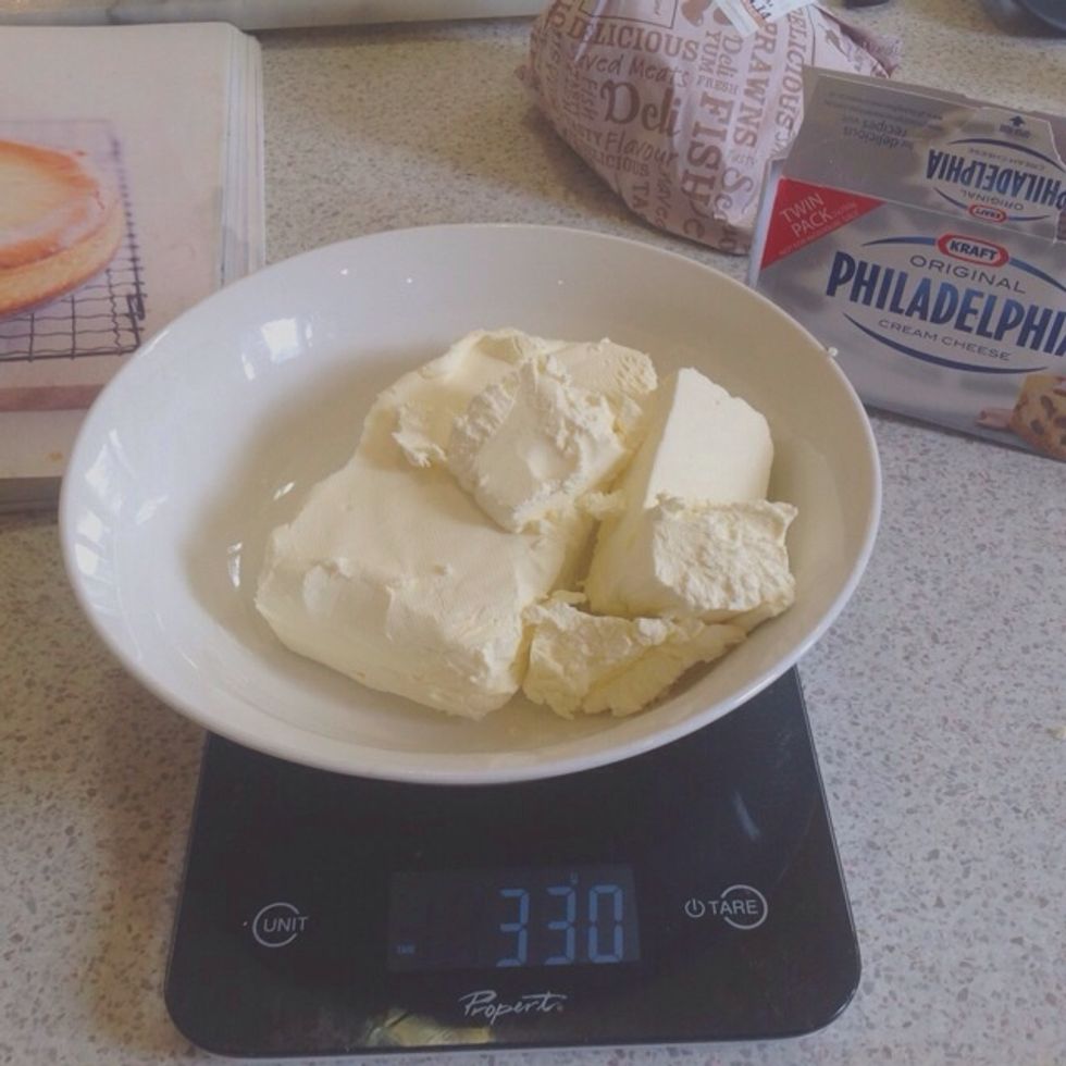 Step 6. Put the cream cheese in the blender to make it smooth and consistent.