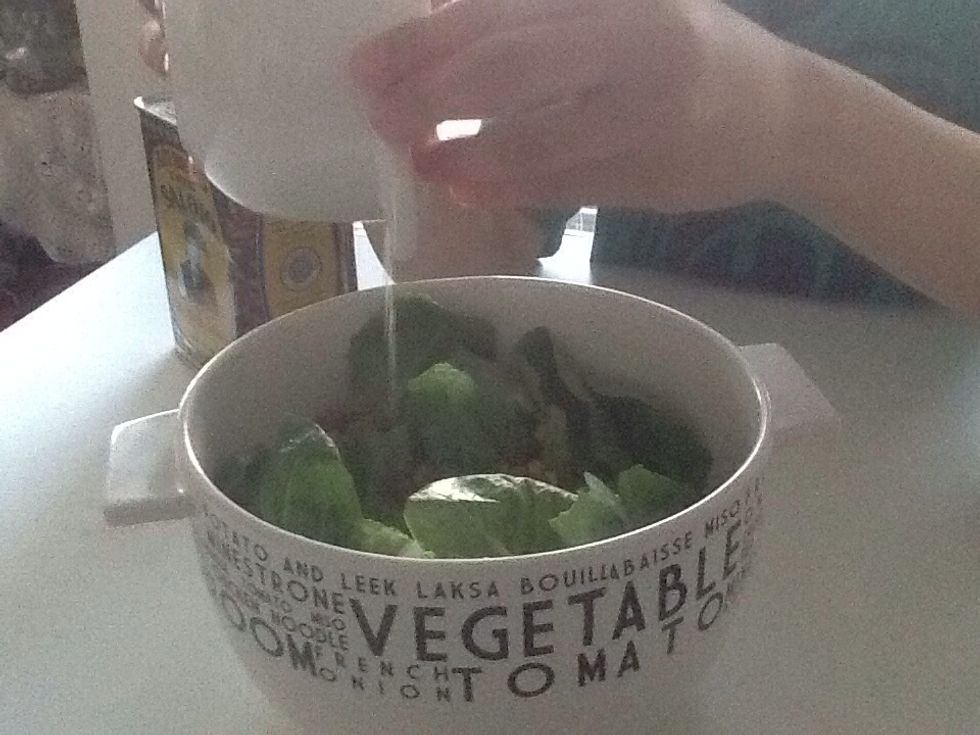 Step 7. Add the lemon juice and chilli sauce into the bowl of lettuce,red beans and corn.