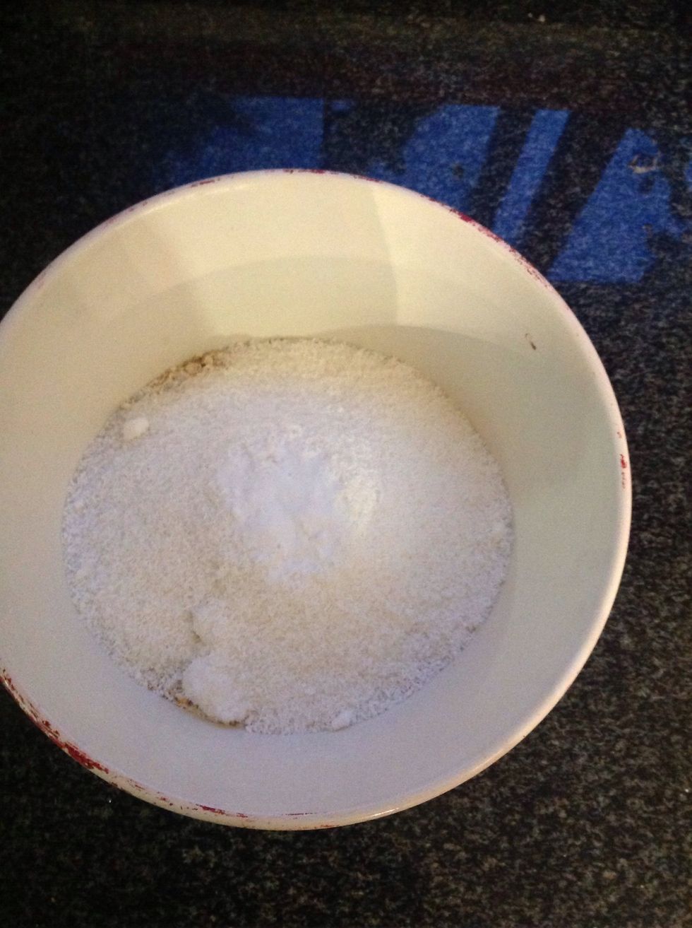 Step three: Combine 250 ml of flour, sugar and coconut in a bowl with 500 ml of oats and 5 ml of bicarbonate of soda and mix well